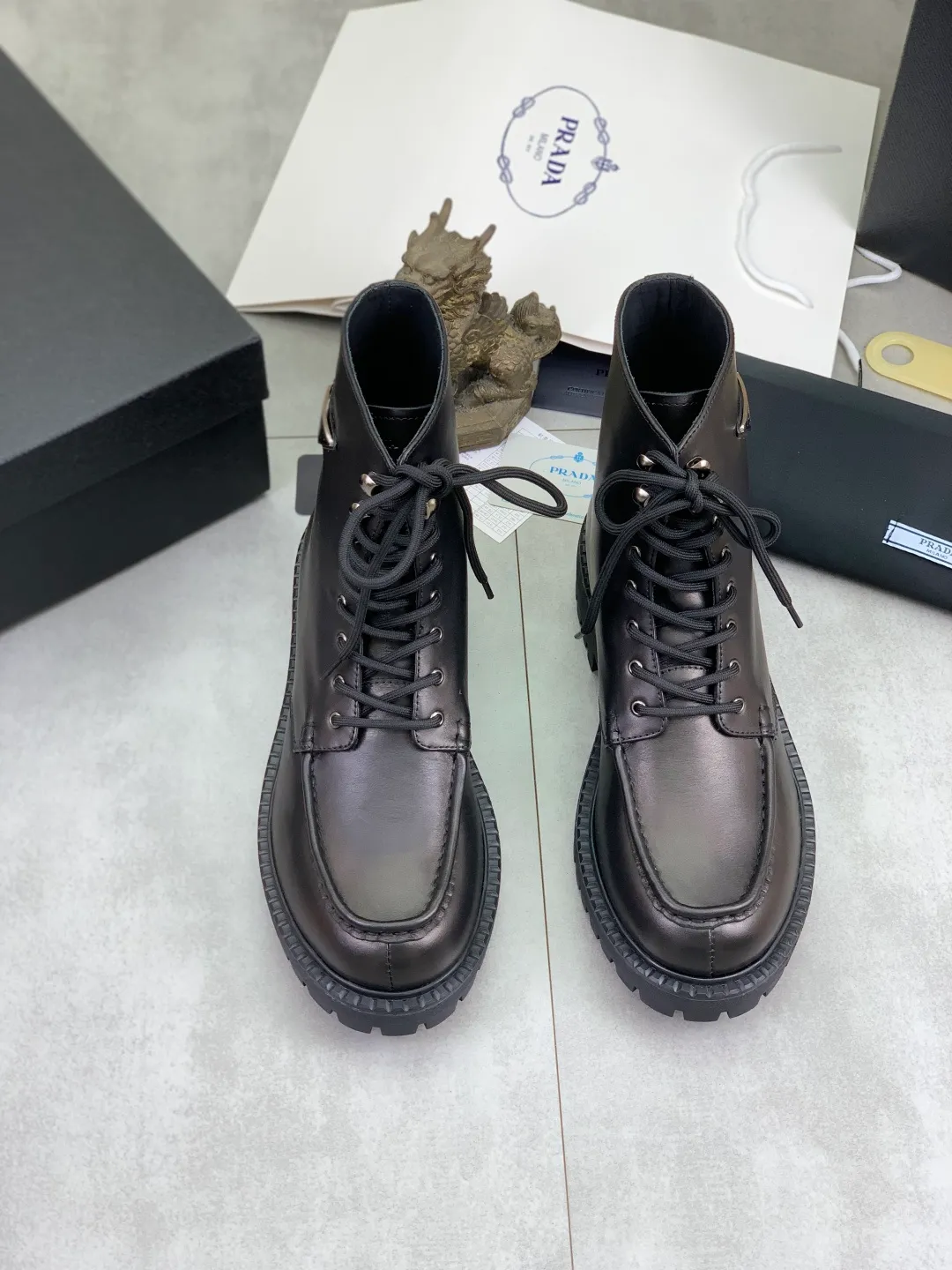 Men's shoes 💰P800 new style 💰 high-top boots 💎💎💎 water-dyed cow lining original order quality PRADA —🆘.Prada original order purchasing, high-end business leather shoes, fabric: imported from Italy calfskin ➕ water-dyed cow lining / cowhide lining ➕ special original foam outsole, fine workmanship, real thing ^_^ Photographed 🎬size: 39-45
